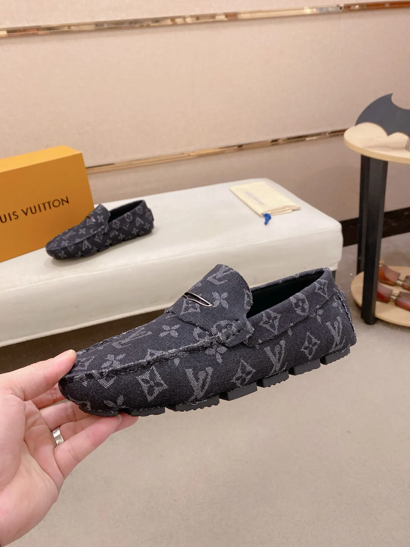 Factory price: 500💰High-end quality! LV 🆕🆕Exclusive hot-selling products in stock🔥🔥New products on the shelves, high-quality Ferragamo men's pea shoes, high-end casual driving shoes, with complete packaging! 💪 💪 Material: Imported official website one-to-one fabric 🐂 + Imported high-quality buffalo leather lining + wear-resistant outsole 👍🏻👍🏻 Features: High-end and comfortable, purely handmade 🚀 🚀 Create the perfect shoes that suit you best 🔥 🔥 Size: (38-44) 45 standard size can be customized!